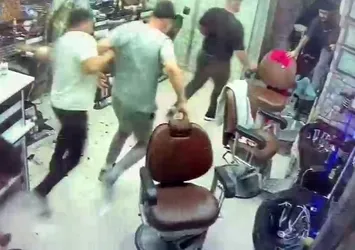 Erkek kuaföründe korku dolu anlar! Dükkana giren pitbull dehşet saçtı
