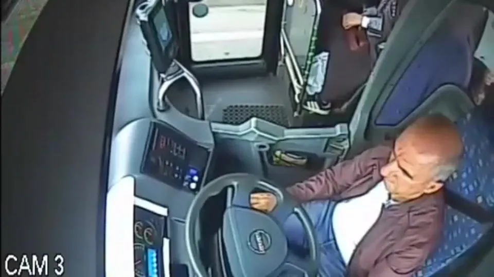 Otobüs şoförü, yola çıkan boğanın saldırısına uğradı! O anlar kamerada