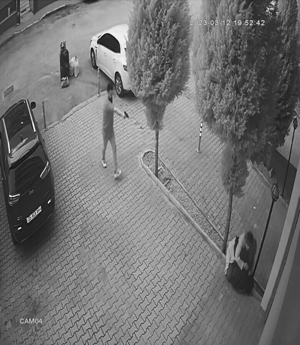 1697279971262.jpg İzmir'de kadın cinayeti! Vahşet güvenlik kamerasına yansıdı: Anne kız birbirine sarılı halde... - 5