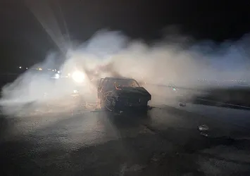 Seyir halindeki araç cayır cayır yandı