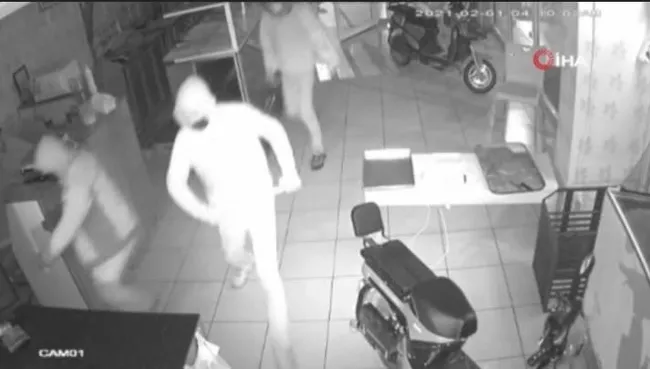 Osmaniye'de hırsız gözüne kestirdiği tost makinesini montuna saklayıp çaldı - 3