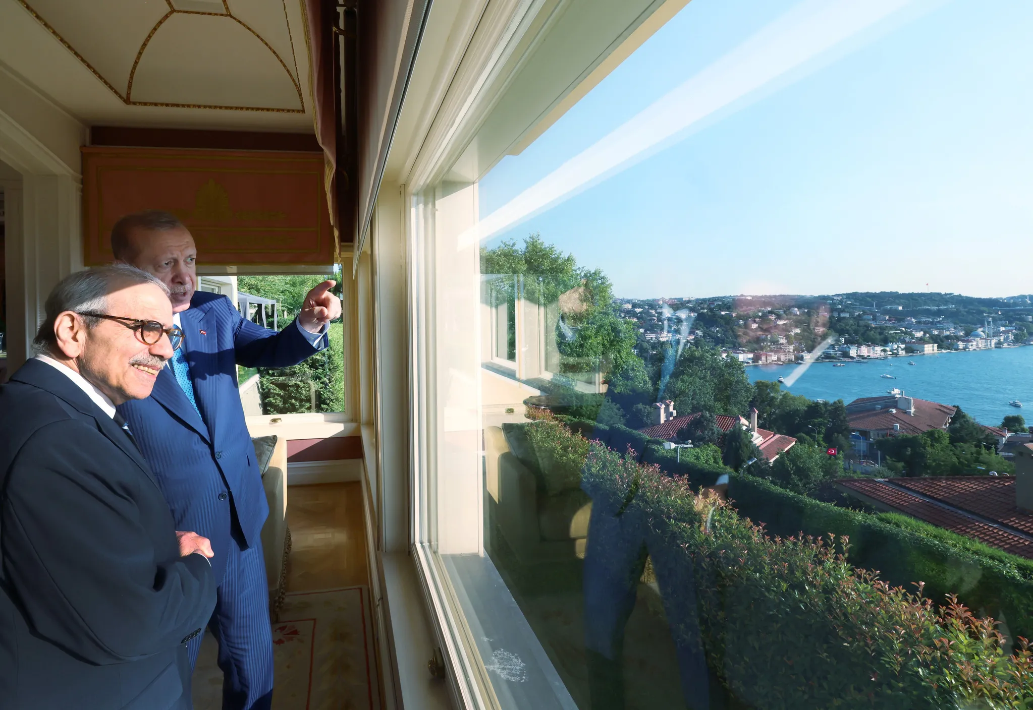 Başkan Erdoğan'dan Lübnan Başbakanı Selam'a anlamlı hediye! Dedesinin Osmanlı Meclisi anılarını takdim etti