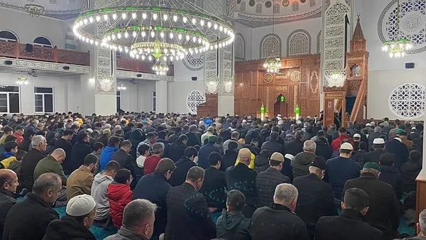 deprem-bolgesinde-ilk-teravih-namazi-kilindi-1710102703108.jpeg Deprem bölgesinde ilk teravih namazı kılındı - 5