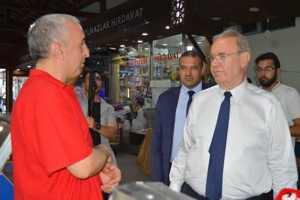 emekli-vatandastan-chpli-faik-oztraka-soguk-dus-niye-ortaligi-birbirine-katiyorsunuz-1658336330720.jpg Emekli vatandaştan CHP'li Faik Öztrak'a soğuk duş: Niye ortalığı birbirine katıyorsunuz? - 5