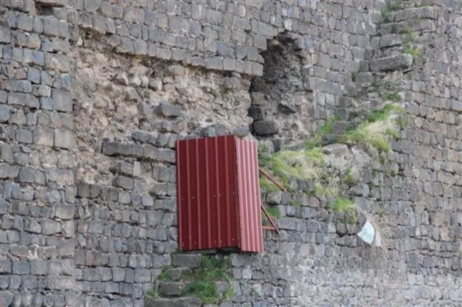 Diyarbakır’da tarihi surlarda uyarı tabelaları ve demir çitler işe yaramadı! Sac bariyerler yapıldı - 6