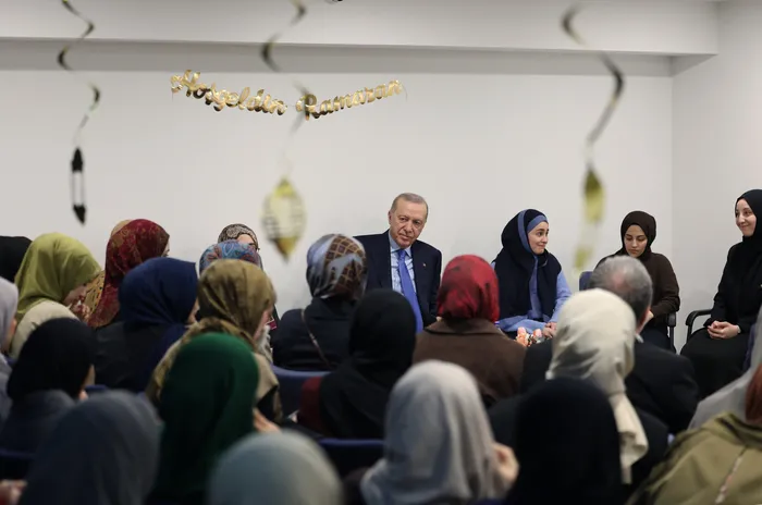 baskan-erdogandan-uskudarda-samimi-bulusma-iftarin-ardindan-genclerle-bir-araya-geldi-1772310059956.jpg Başkan Erdoğan’dan Üsküdar’da samimi buluşma! İftarın ardından gençlerle bir araya geldi - 1