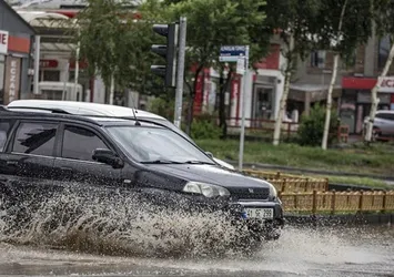 Erzurum'da sağanak hayatı olumsuz etkiledi