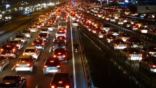 istanbul-kilit-trafik-yogunlugu-yuzde-90a-ulasti-1706111168729.jpeg İstanbul kilit! Trafik yoğunluğu yüzde 90'a ulaştı - 3