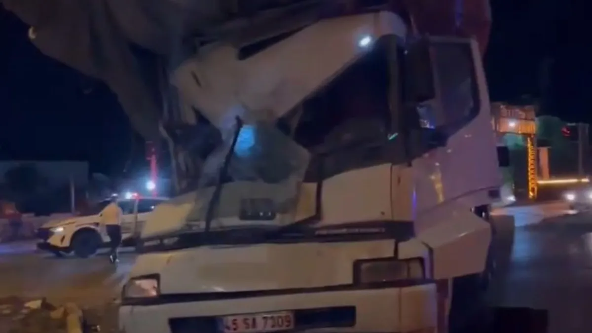Bandırma'da otobüs ile kamyon çarpıştı