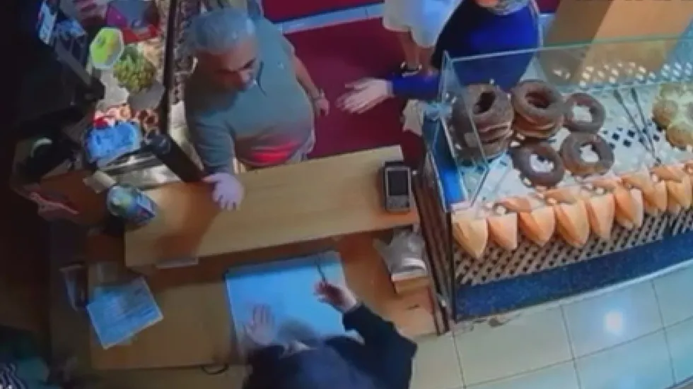 1789937135607.jpg Bağcılar'da vicdansızlığın böylesi! Kadın esnaf çocuklarının gözü önünde darbedildi - 1