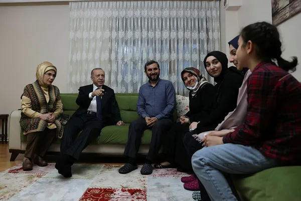 halkin-adami-halkin-sofrasinda-baskan-erdogan-ve-esi-iftar-icin-istanbulda-bir-ailenin-evine-konuk-oldu-1649104411327.jpg Halkın adamı halkın sofrasında: Başkan Erdoğan ve eşi iftar için İstanbul'da bir ailenin evine konuk oldu - 4