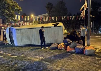 Fatih'te ticari araç kontrolden çıkıp yan yattı