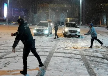 Taksim'de polis ile vatandaşlar kar topu oynadı
