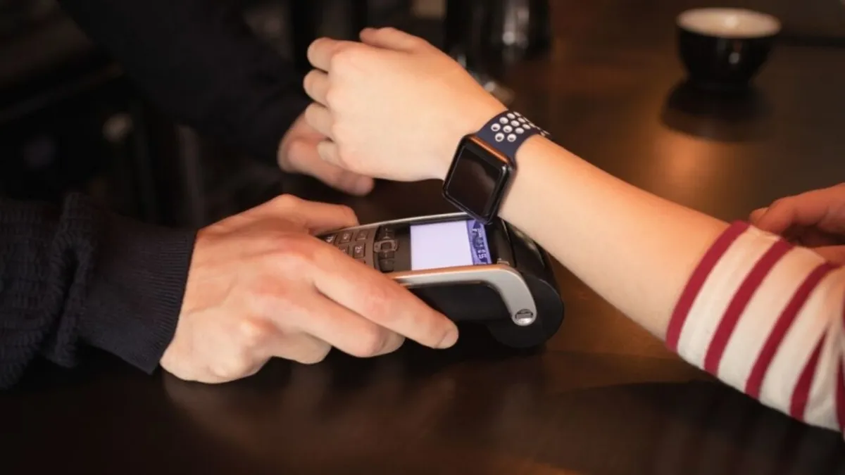 apple-watchta-cogu-kullanicinin-bilmedigi-10-ozellik-ayarlar-nasil-yapilir-1783428710237.jpg Apple Pay desteği, Apple Watch üzerinden temassız ödeme yapılmasına imkan tanıyor. (Foto: A Haber)