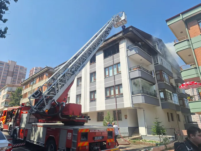 Ankara'da bir çocuk 3 katlı binanın balkonunda mahsur kaldı! Yanmaktan son anda kurtarıldı - 5