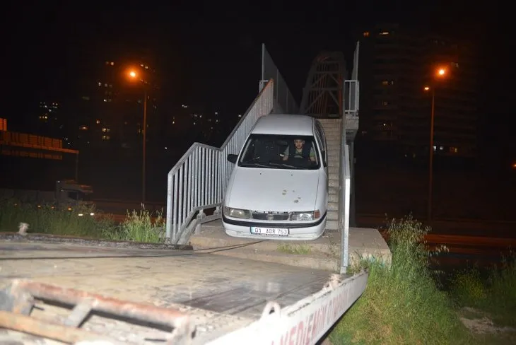 Adana’da akılalmaz olay! Aracıyla üst geçitten geçmeye kalkınca otomobil korkuluklara sıkıştı