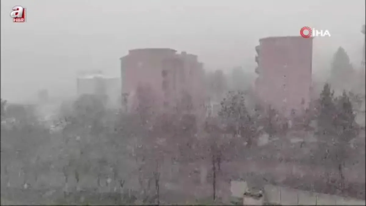 Batman'da kar yağışı nedeniyle ulaşıma kapanan köy yollarında çalışmalar sürüyor