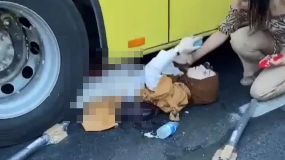 İmamoğlu İstanbul'u yedi bitirdi! Fatih’te motosiklet İETT otobüsüne çarptı: Otobüsün altında kalan hamile kadından acı haber