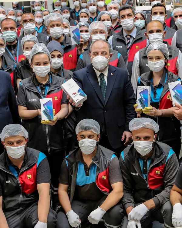 Teknoloji devi TCL Türkiye’de akıllı telefon üretimine başladı