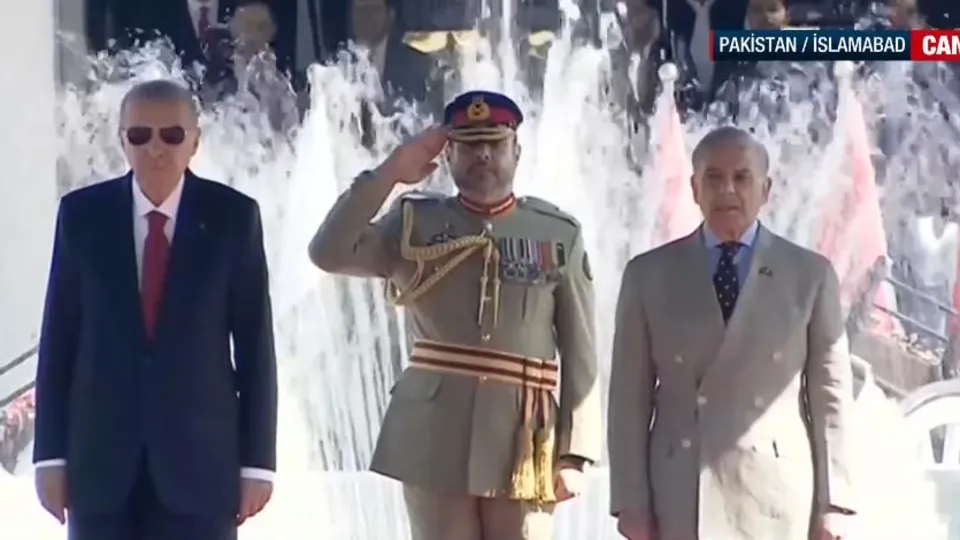 Başkan Erdoğan Pakistan’da resmi törenle karşılandı