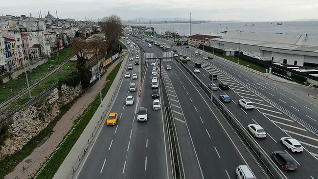 İstanbul’da trafikten kaçmak isteyen sürücüler kazaya davetiye çıkarıyorlar - 4