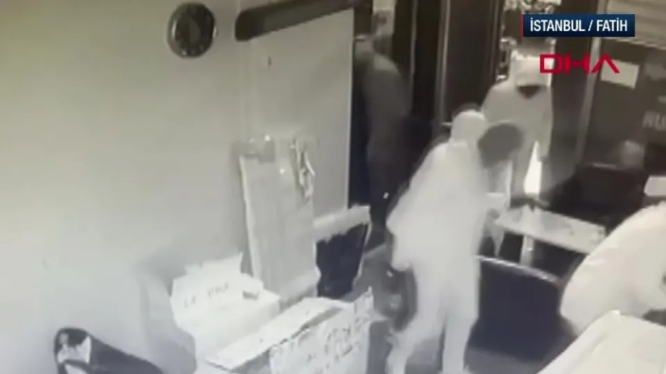 İş hanına girip para dolu kasayı çaldılar!