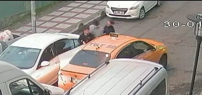 İstanbul’da yol verme kavgası! Silahı gören taksici yolcuyu bırakıp kaçtı
