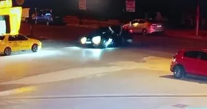 Kaza yapan sürücü otomobilin üzerine düştü!