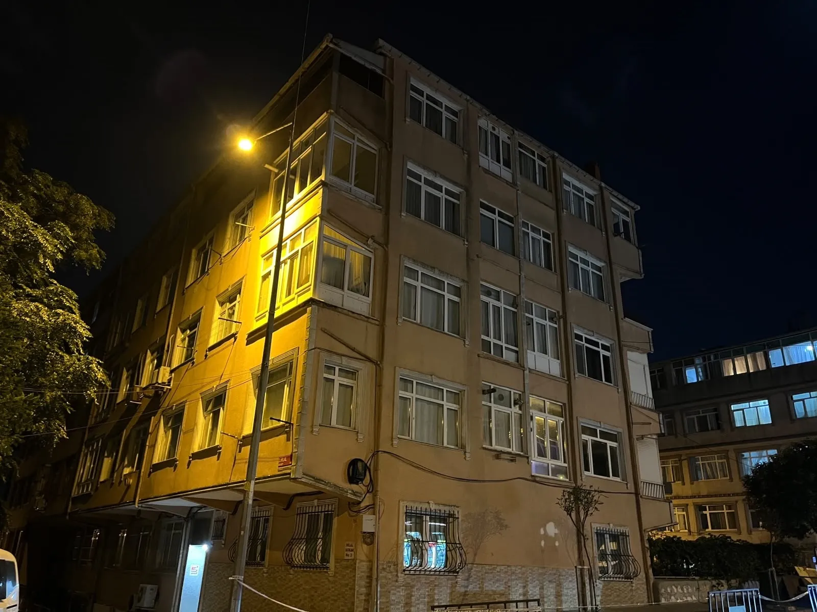 Eyüpsultan'da kolonlardan ses gelen 5 katlı bina tahliye edildi!