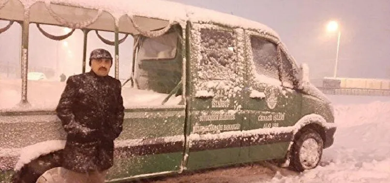 Son dakika: İstanbul'daki kar rezaletinden bir skandal görüntü daha! İBB cenazeyi yolda bıraktı