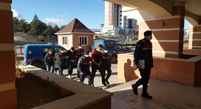 istanbuldan-kastamonuyu-uyusturucu-getiren-sahislar-tutuklandi-1646661280914.jpg İstanbul’dan Kastamonu’ya uyuşturucu getiren şahıslar tutuklandı - 3