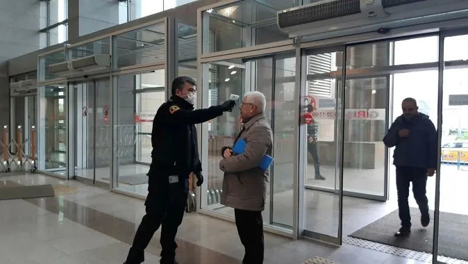 İstanbul Adalet Sarayı'na girenlerin ateşi ölçülmeye başlandı - 1