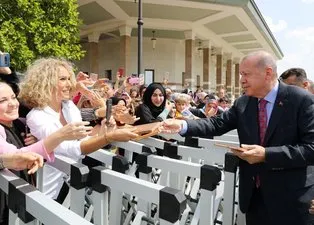 Başkan Erdoğan, cuma namazı sonrası vatandaşlarla sohbet etti