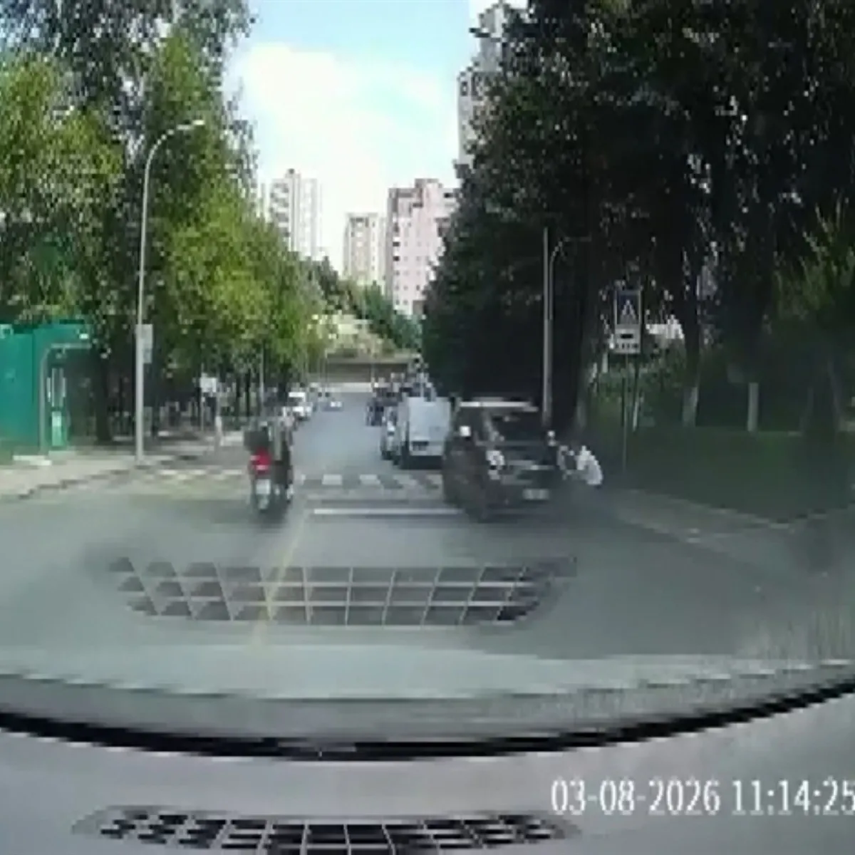 Faciaya ramak kala! Başakşehir'de kayan aracı son anda durdurduğu anlar kamerada