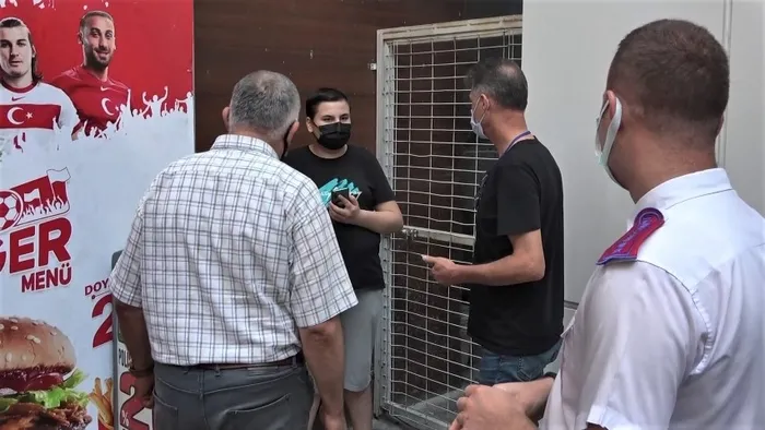 Kovid-19 karantinasını ihlal eden genç bakın nerede yakayı ele verdi - 1