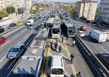 Avcılar'da metrobüs kazası! Yaralılar var