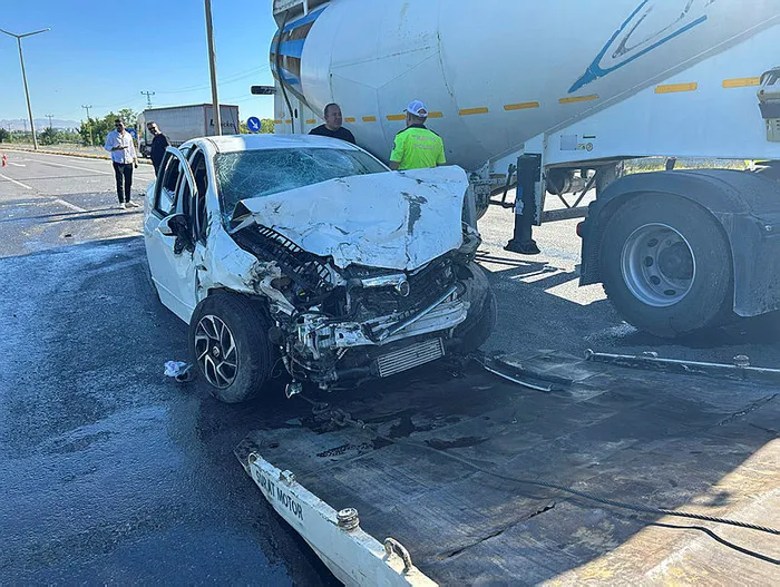 Sivas'ta yakıt yüklü tanker ile otomobil çarpıştı - 1