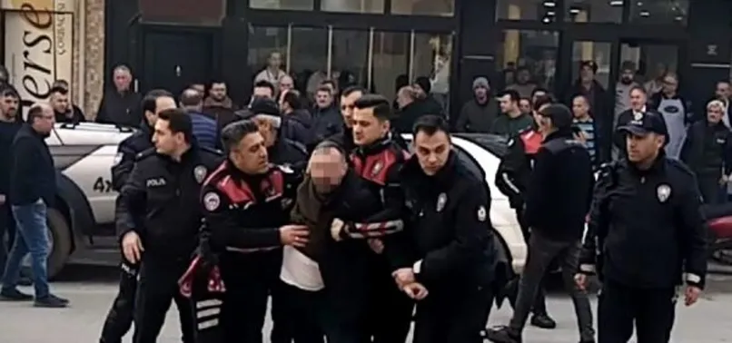 Bursa’da dehşete düşüren olay! Oğlunun bıçaklandığı çorbacıyı basan baba 2 kişiyi bıçakladı