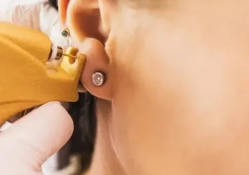 Uzmanı aileleri uyardı: Çocuklarda dövme ve piercing tehlikesi