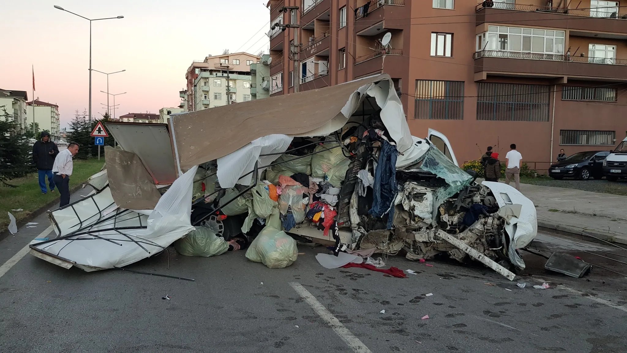 Samsun’da feci kaza! Elektrik direğine çarpan kamyonet hurdaya döndü