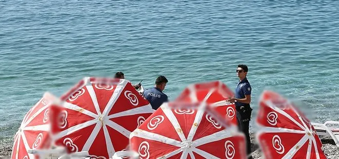Plajda ölen adamın cesedi şemsiyelerle kapatıldı