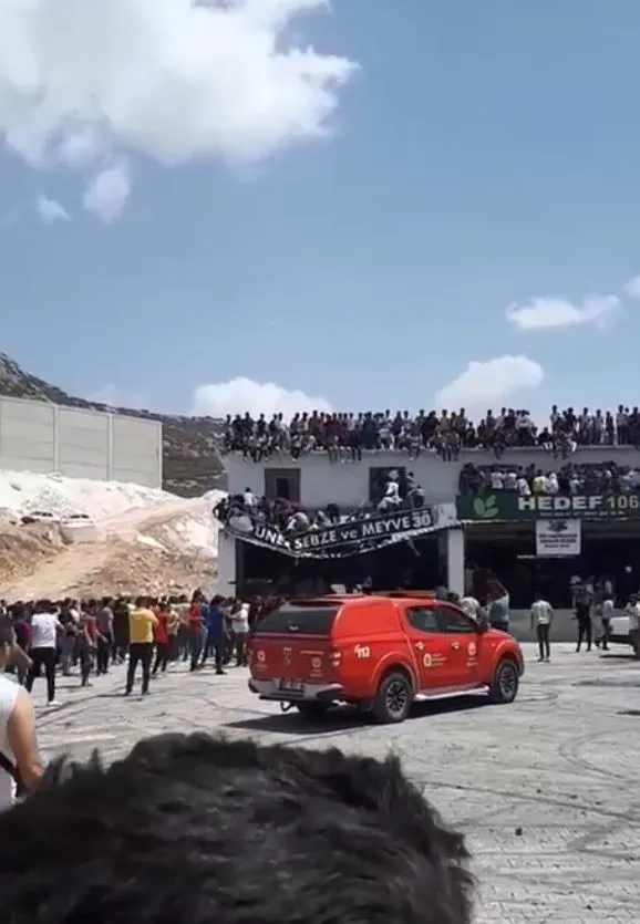 antalyada-drift-festivalinde-facia-izleyenlerin-oldugu-balkon-coktu-o-anlar-kamerada-1651667792054.jpg Antalya’da drift festivalinde facia! İzleyicilerin olduğu balkon çöktü: O anlar kamerada - 5