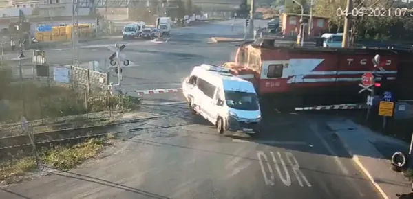 tekirdag-corluda-tren-isci-servisine-carpmisti-minibus-soforunun-ilk-ifadesi-ortaya-cikti-1630925921014.jpg Tekirdağ Çorlu'da tren işçi servisine çarpmıştı! Minibüs şoförünün ilk ifadesi ortaya çıktı - 2