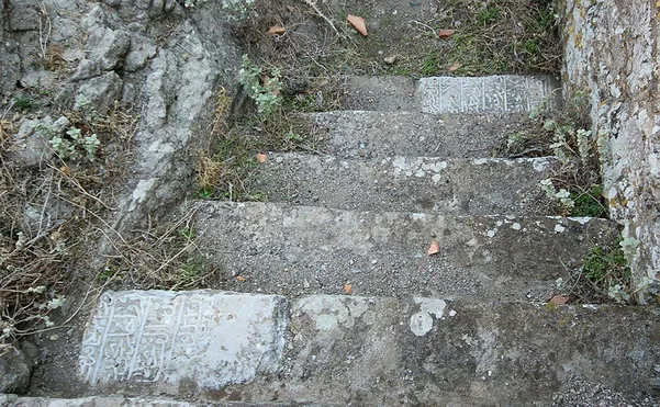 Yunanlar Niyazi Mısri’nin türbesini markete çevirdiler