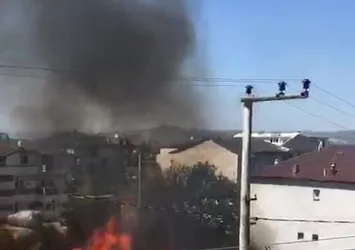 Evlerin bitişiğinde çıkan yangın korkuttu