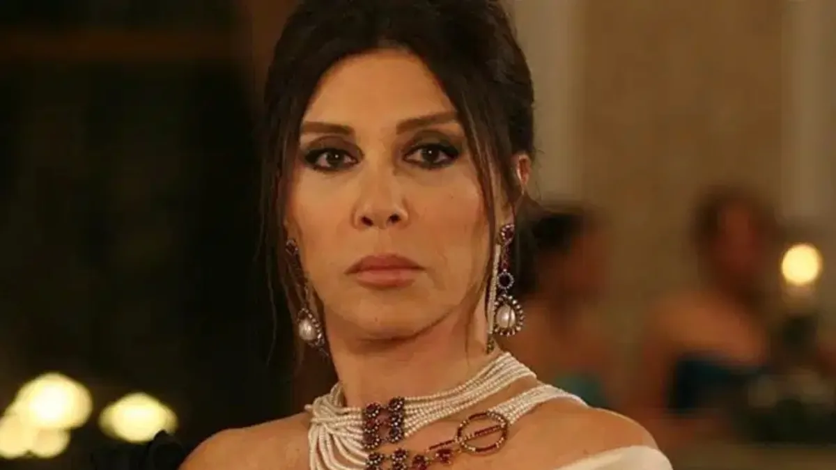 Nebahat Çehre şıklığıyla göz kamaştırdı