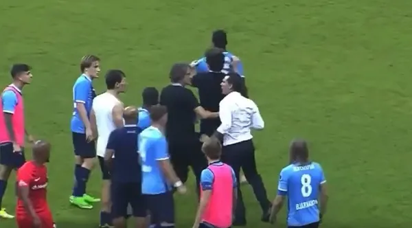 montella-sahaya-girip-balotellinin-uzerine-yurudu-adana-demirlisporlu-oyuncular-kavgayi-zor-ayirdi-1661633955719.jpg Montella sahaya girip Balotelli'nin üzerine yürüdü! Adana Demirlisporlu oyuncular kavgayı zor ayırdı - 7