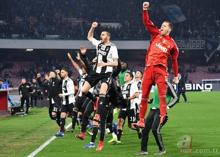 Juventuslu futbolcular mankenlerle parti yaptı