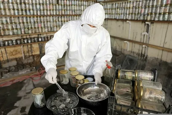 Coronavirüse karşı müzesindeki 4 ton parayı dezenfekte etti - 1