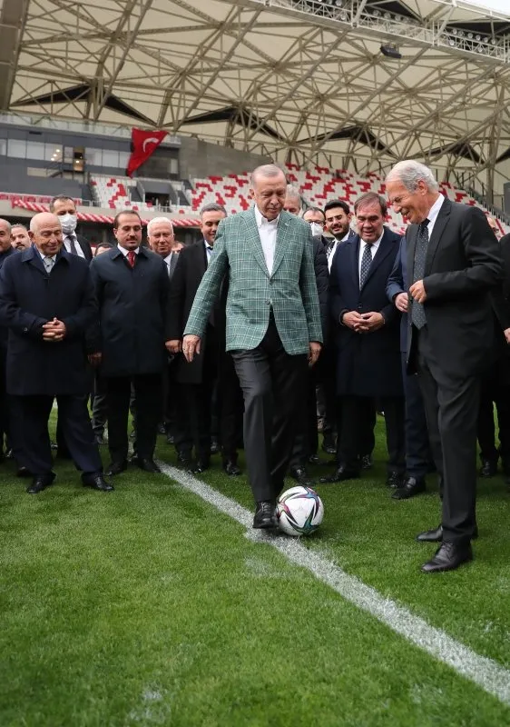 Alsancak Mustafa Denizli Stadı’nın açılışında renkli görüntüler! Başkan Erdoğan sahaya indi